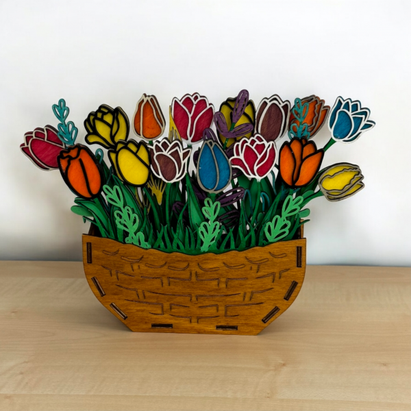 Blumenkorb mit Tulpen